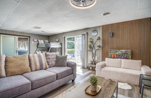 Howards Grove House | 9 Mi to Shore Home with Hot Tub in Howards Grove!