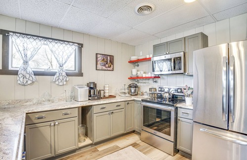 Howards Grove Cottage | 9 Mi to Shore: Home w/Hot Tub in Howards Grove!