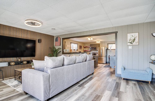 Howards Grove Cottage | 9 Mi to Shore: Home w/Hot Tub in Howards Grove!