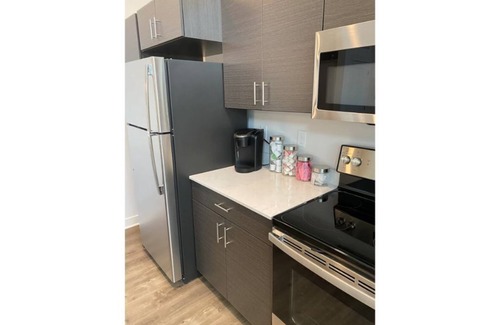 Indianapolis Apartment | 9 Miles to Downtown | 1000Mbps | King bed | W/D
