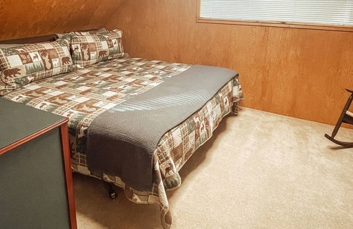Cold Springs Cabin | 9 minutes to Pinecrest, Cozy cabin with WiFi and Arcade loft