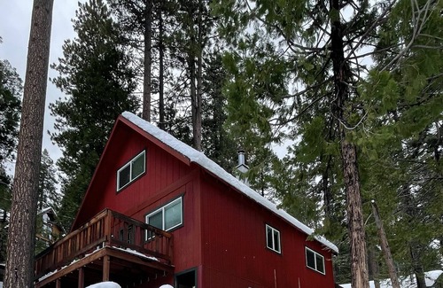 Cold Springs Cabin | 9 minutes to Pinecrest, Cozy cabin with WiFi and Arcade loft