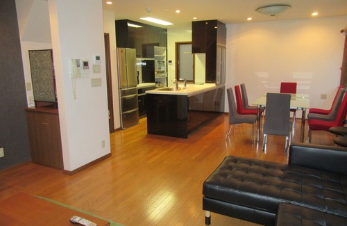 Setagaya House | 9 minutes to Shibuya! Quiet Green Retreat in Setagaya 5Br+ Luxury 150 Sqm, 2 Car