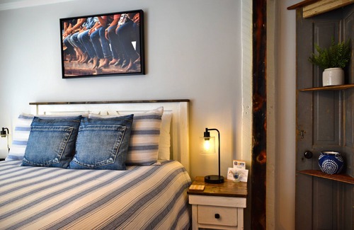 Snowflake Hotel | #9 Newly Renovated Room in Historic Inn, Denim Den
