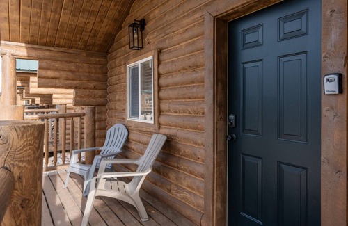 St. Charles Cabin | #9 Yellowstone Cabin, Newly Remodeled! AC! New Beds! Sleeps 3