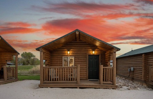 St. Charles Cabin | #9 Yellowstone Cabin, Newly Remodeled! AC! New Beds! Sleeps 3