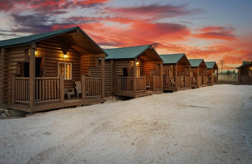 St. Charles Cabin | #9 Yellowstone Cabin, Newly Remodeled! AC! New Beds! Sleeps 3