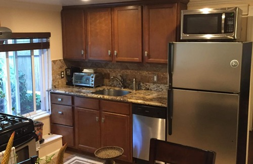 Outer Sunset Apartment | 90 Day+ Stay, Traveling Nurses & Execs welcome! W/D, Dish, Yard,