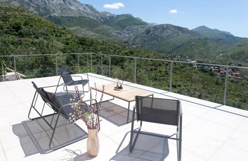 Zrnovnica House | 90 m² House ∙ 4 bedrooms ∙ 8 guests