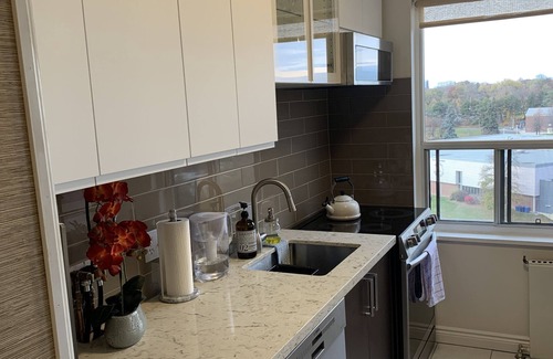 Forest Hill South Condo | 900 Square feet Lovely one bedroom, with office space in the Midtown Toronto