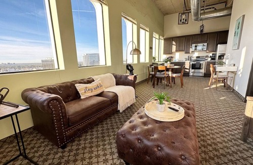 Santa Ana Apartment | 906 · Stunning Views | Hi-Rise Corner Unit | Near Disney