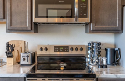 Santa Ana Apartment | 906 · Stunning Views | Hi-Rise Corner Unit | Near Disney