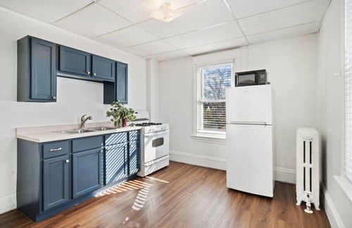 Superior Apartment | 921 · Cumming Avenue Rentals #921
