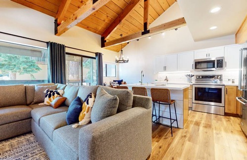 Majestic Pines Condo | 97 m² Condo ∙ 2 bedrooms ∙ 6 guests