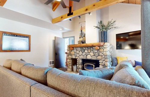 Majestic Pines Condo | 97 m² Condo ∙ 2 bedrooms ∙ 6 guests