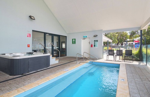 Broadwater House | 98 Steps to the Beach – 2BR Coastal Getaway