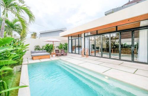 Padangsambian Klod Villa | 99 Villa Suite - Modern Bedrooms with Dining Area & Enormous Pool