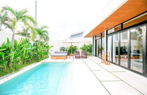 Padangsambian Klod Villa | 99 Villa Suite - Modern Bedrooms with Dining Area & Enormous Pool