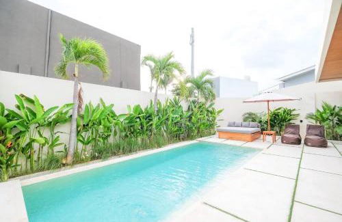 Padangsambian Klod Villa | 99 Villa Suite - Modern Bedrooms with Dining Area & Enormous Pool