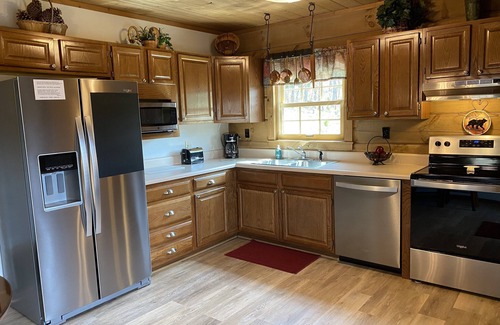 Pigeon Forge Cabin | A+,1/2 Mi to Pkwy, FLAT ROADS & MOUNTAIN VIEW,1.5 Acres of PRIVACY, SUPER CLEAN