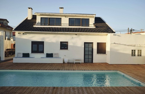 Praia de Santa Cruz Villa | A 1 Minuto a pé da Praia! Casa Familiar com Piscina, Jardim e Terraços