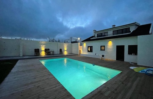 Praia de Santa Cruz Villa | A 1 Minuto a pé da Praia! Casa Familiar com Piscina, Jardim e Terraços