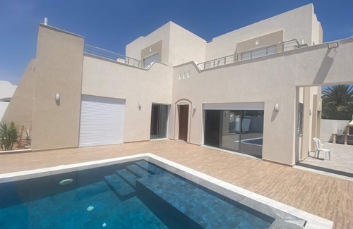 Fatou Villa | A 10 Minutes de la Mer, Villa de Grand Standing Avec Piscine, Pour vos Vacances