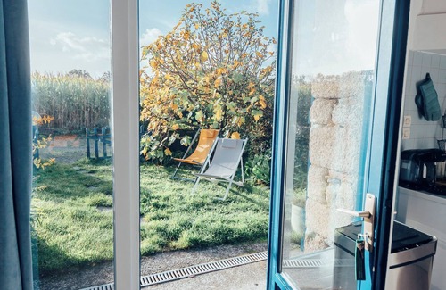 Tregunc Cottage | A 18 min walk from the sea, pretty Breton house with garden will delight you!