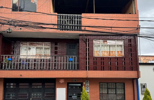 Fontibon House | ¡A 25 Minutos del Aeropuerto el Dorado! Casa Hospedaje Holcay
