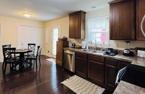 Issue House | A 3-Bedroom Cozy Cottage - 2 Blocks from the River