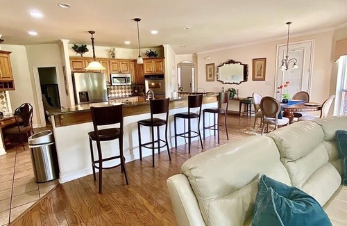 Flint House | A 4 bedroom beautiful custom home located 5 miles away from downtown Tyler, Tx.