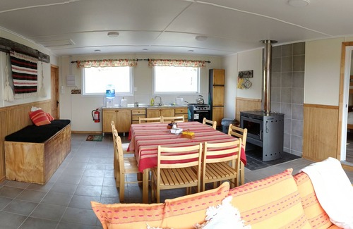Torres Del Paine Cabin | A 60 Km de ingreso a Parque Nacional Torres del Paine. 8 camas disponibles.