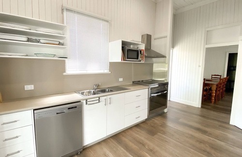 Traviston House | A Beach House @ Burrum - Water views - 3BR - Aircon -Pets.