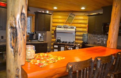 Central Alberta House | A beautiful lakefront cabin!