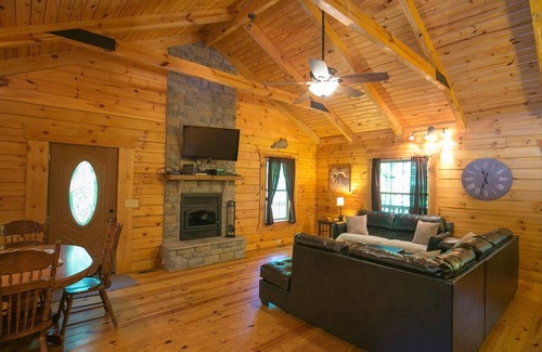 Stanton Cabin | A beautiful log cabin sitting in a forested paradise!