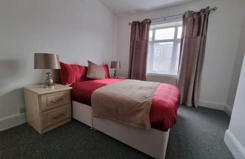 Reading House | A Beautiful Premium 4-Bedroom House With Parking (Reading West)