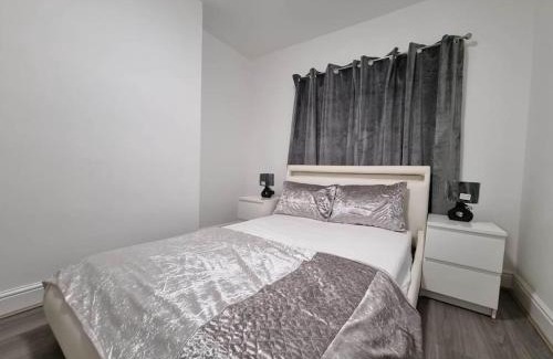 Reading House | A Beautiful Premium 4-Bedroom House With Parking (Reading West)