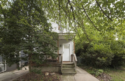 Charles Village House | A beautiful victorian with yard near JHU, Farmer's Market