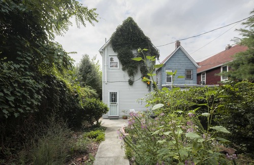Charles Village House | A beautiful victorian with yard near JHU, Farmer's Market
