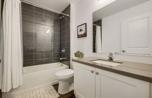 Beamsville Apartment | A beautifully modern and fully furnished one bedroom + den in Beamsville.