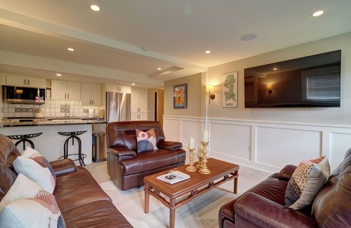 Seattle Apartment | A bright and cozy Bryant apartment: 2-bedroom, dog-friendly, with private yard.