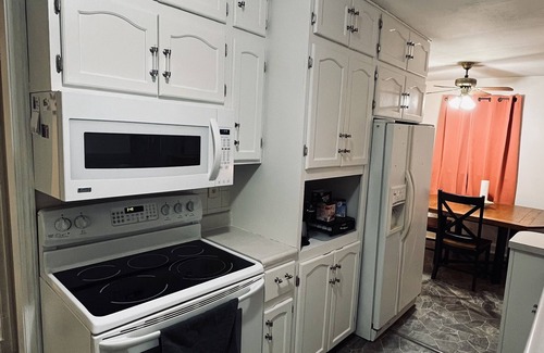 Bellevue House | A bright and cozy home away from home in Bellevue
