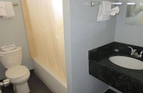 Fairmede - Hilltop House | A budget-friendly stay near the San Francisco Bay!