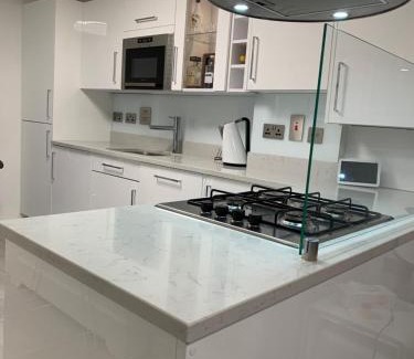 Stanford-le-Hope Apartment | A BYK luxury modern home that sleeps 2 - 8 people
