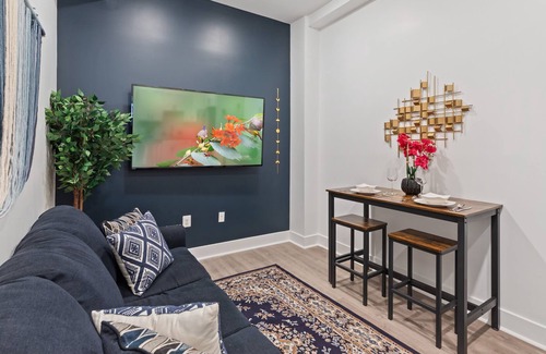 Fells Point Apartment | °A/C°Self Check-In°Smart TV°Balcony°Full Kitchen