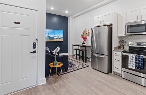 Fells Point Apartment | °A/C°Self Check-In°Smart TV°Balcony°Full Kitchen
