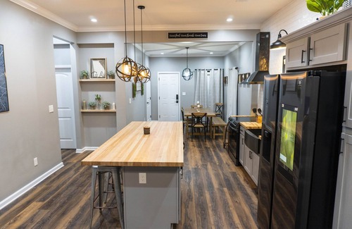 Chosewood Park House | A CABIN IN THE CITY~5 STAR LUSH BACKYARD
