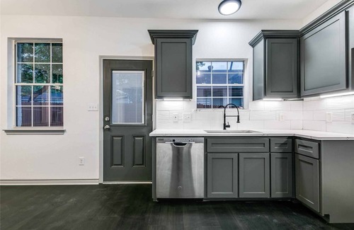 Dallas House | A Century Modern Luxurious Home Minutes from White Rock Lake & A Huge Backyard!
