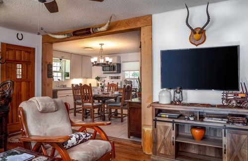 Kerrville Cottage | A Charming 2/1.5 cottage on the Kerrville RiverTrail near all town amenities.