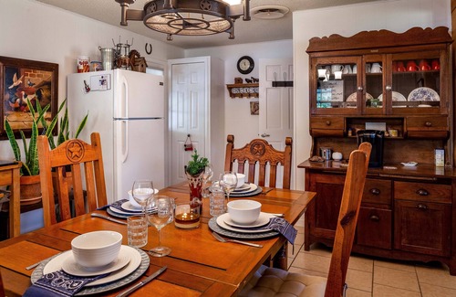 Kerrville Cottage | A Charming 2/1.5 cottage on the Kerrville RiverTrail near all town amenities.